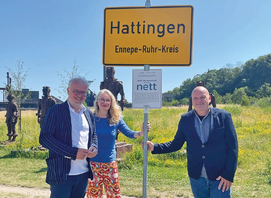 Bürgermeister Dirk Glaser mit Stadtsprecherin Susanne Wegemann und Georg Hartmann vom Stadtmarketing Hattingen bei der Enthüllung des Wortpartnerschaft-Schildes.