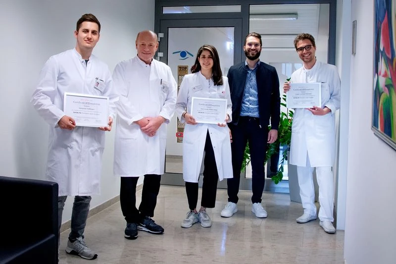 Sebastian Hoffmann, Prof. Dr. med. Burkhard Dick (Direktor der Augenklinik), Ana Robles, Gregory Ioannou (Johnson & Johnson) und Gregor Schober