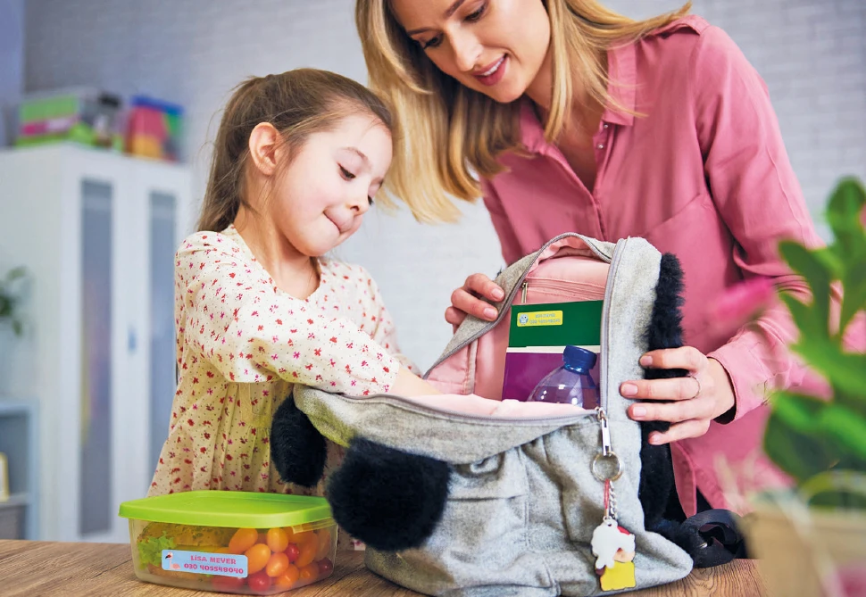 Mutter und Kind beim Schultaschepacken