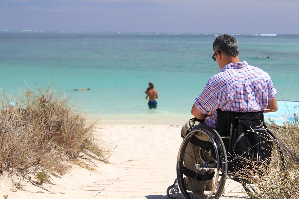 Rollstuhl am Strand