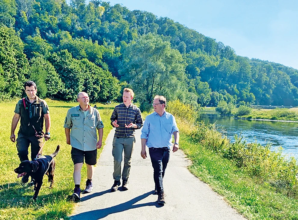 Die Ranger Michael Zielkowski (mit Hund Benni) und Dirk Bruszies zeigen Henning Rothstein von der Unteren Naturschutzbehörde des Kreises und Landrat Olaf Schade 