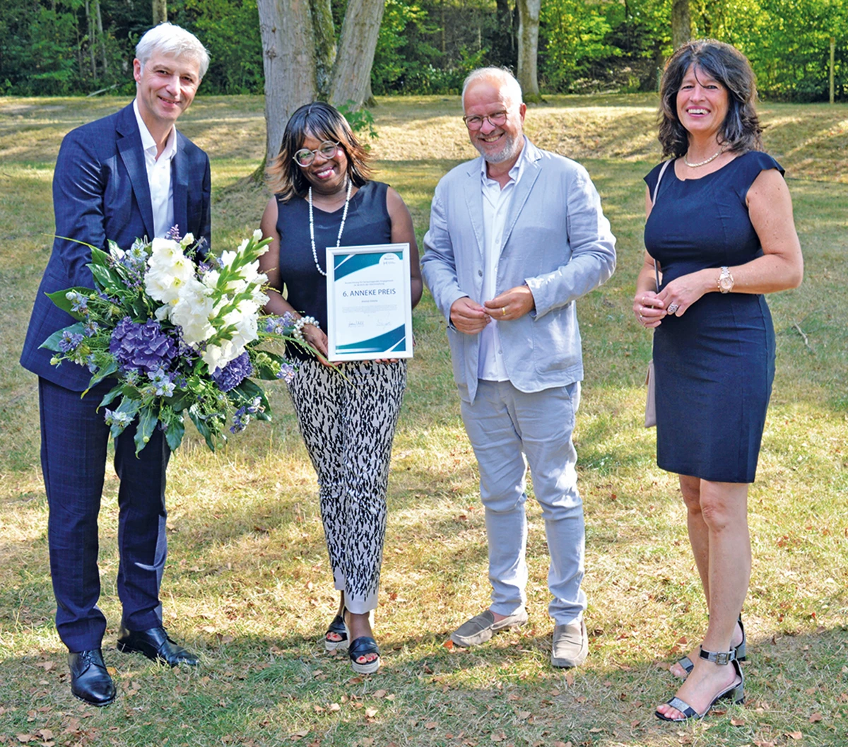 Christoph Terkuhlen (Sparkasse Schwelm-Sprockhövel), Alwiné Ometa (Preisträgerin), Dirk Glaser (Bürgermeister Hattingen) und Sabine Noll (Bürgermeisterin Sprockhövel)