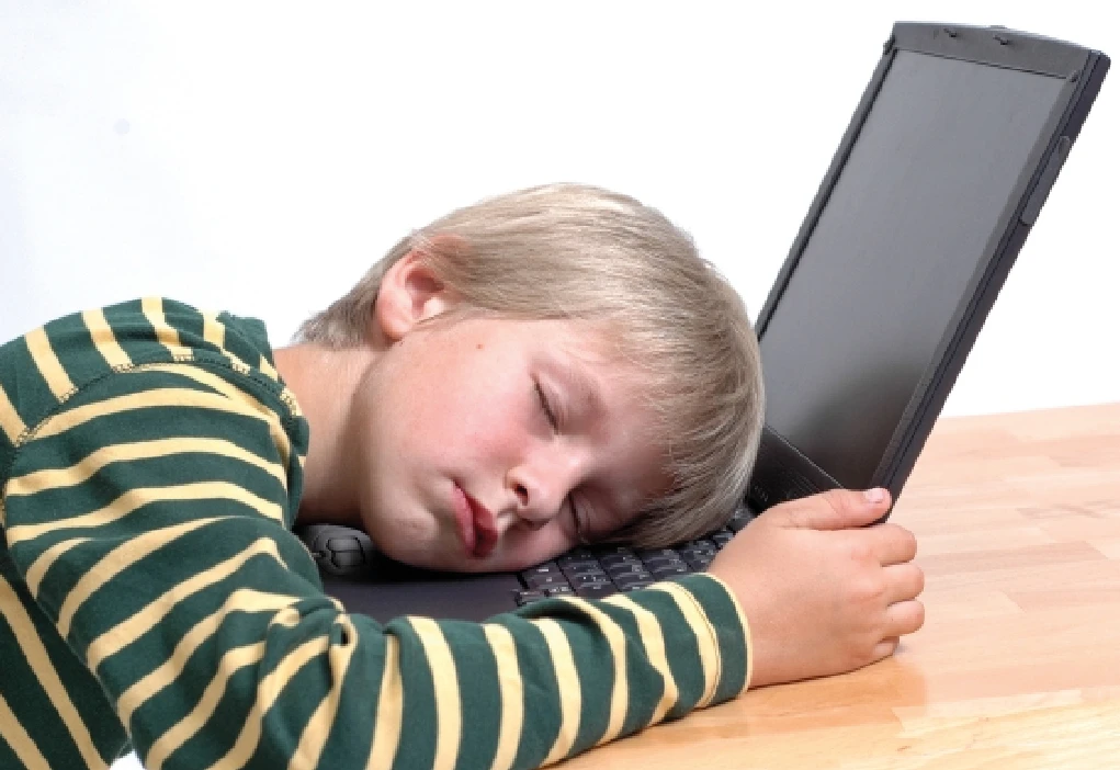 Auf Labtop schlafendes Kind
