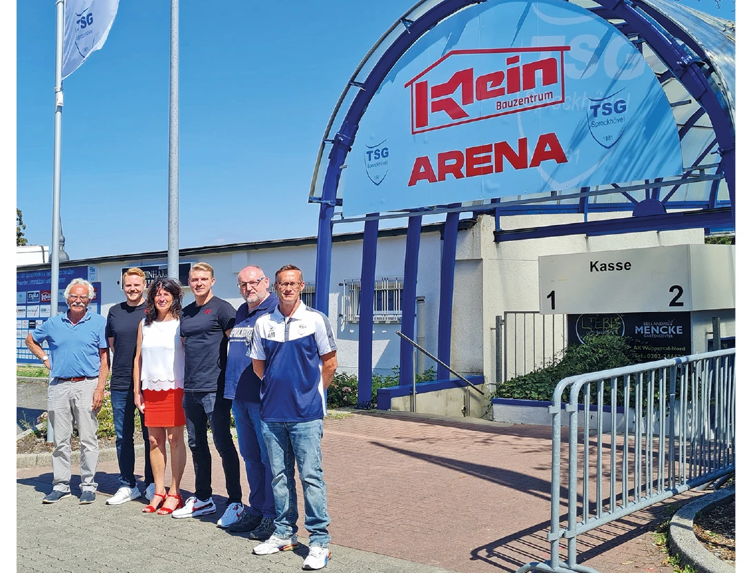 TSG-Verantwortliche und Sponsoren nehmen Bürgermeisterin Sabine Noll bei der Präsentation der neuen Klein Arena in ihre Mitte.