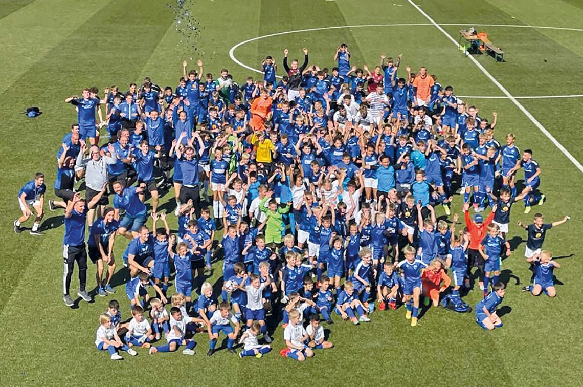 Die Nachwuchsspielerinnen und -spieler der Fußball-Jugendklassen