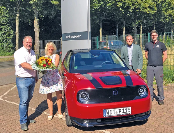 Dino Drössiger, Inhaber Autohaus Honda Drössiger, konnte nach einer Verlosung einen von elf Honda e Limited Edition an die glückliche Gewinnerin Petra Ortwein aus Witten übergeben. Mit ihr freuten sich der Gebietsleiter Honda Deutschland Phillip Hemmers u