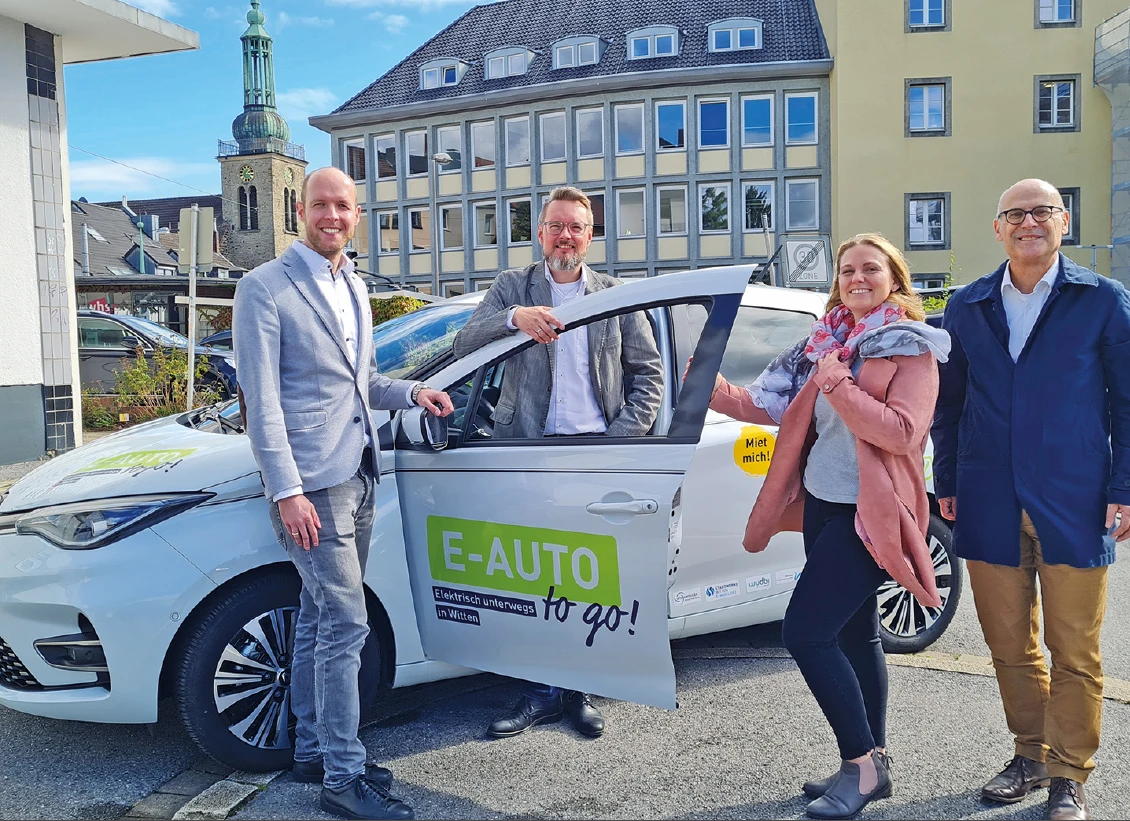 Geschäftsführer wuddi Manuel Schlottbom, Stadtwerke-Prokurist Markus Boriel, Klimaschutzbeauftragte Kaja Fehren und Stadtbaurat Stefan Rommelfanger nehmen zwei neue E-Cars in Betrieb.
