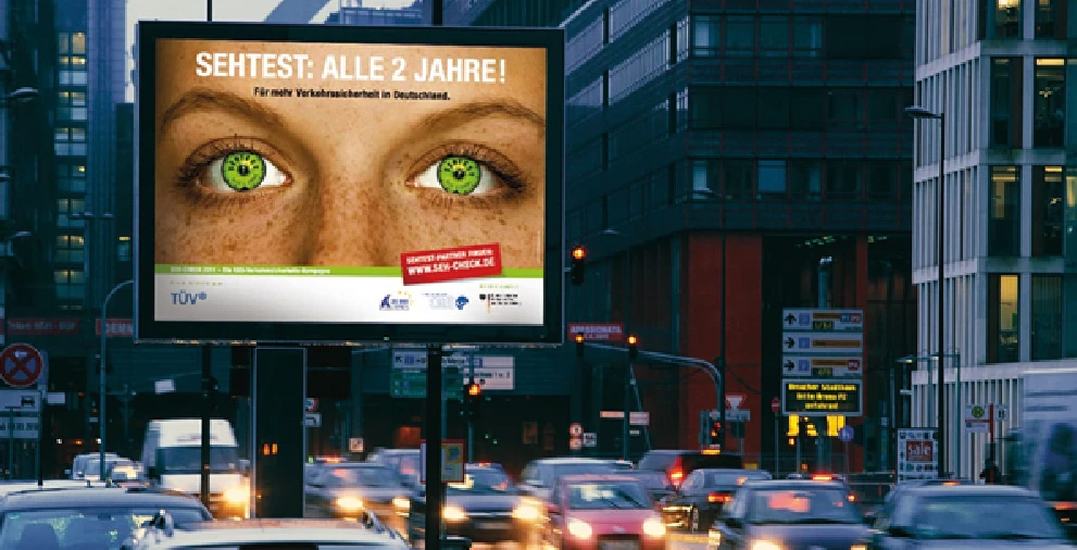 Abendlicher Straßenverkehr