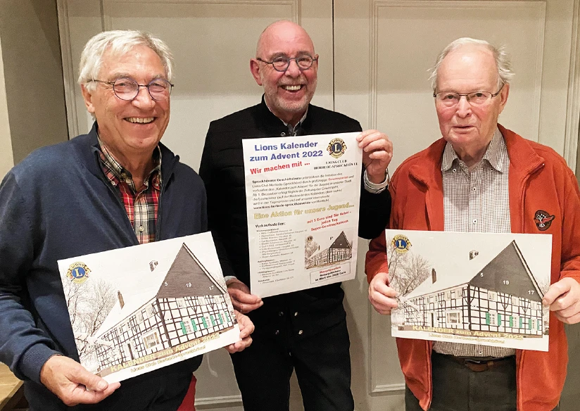 Mitglieder vom Lionsclub Herbede-Sprockhövel freuen sich über den „Kalender zum Advent 2022“