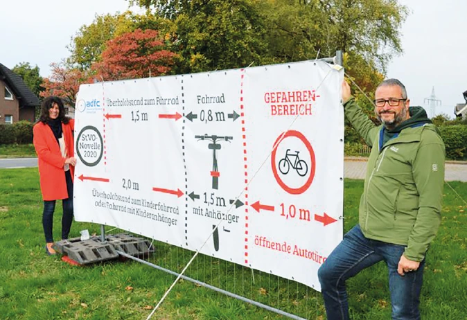 Matthias Chantrain vom Arbeitskreis Radverkehrsförderung und Bürgermeisterin Sabine Noll bei der Plakatanbringung in Haßlinghausen.