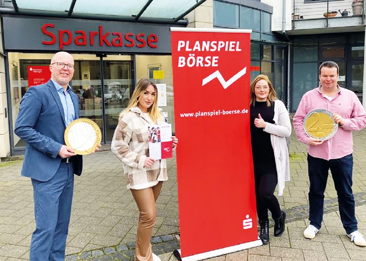 Torsten Grabinski (Sparkasse Hattingen) mit den Vorjahresgewinnerinnen Hale Gencer und Sandra Fabian sowie Berufschullehrer Torben Notbohm