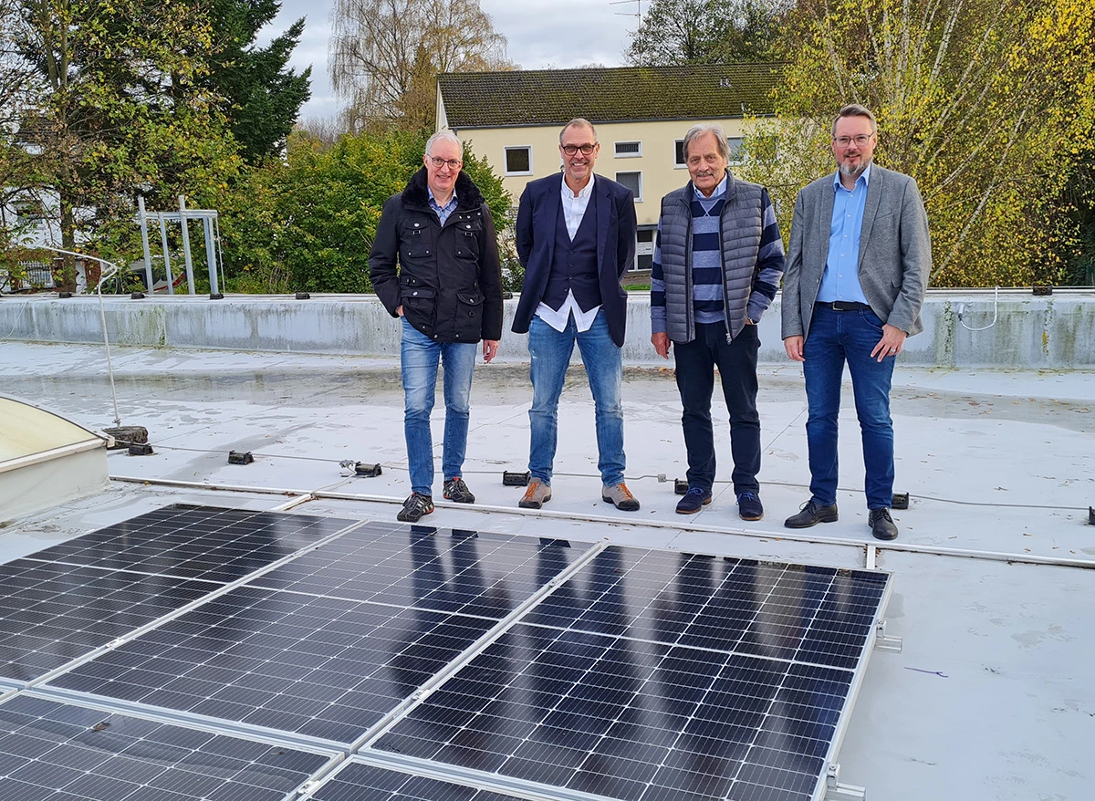 Richard Steinforth, Wolfgang Sonnenschein und Björn Pinno (alle TuS Bommern) freuen sich mit Markus Borgiel (Stadtwerke) über die neue Photovoltaikanlage auf dem Dach des Bommeraner Sportzentrums. 