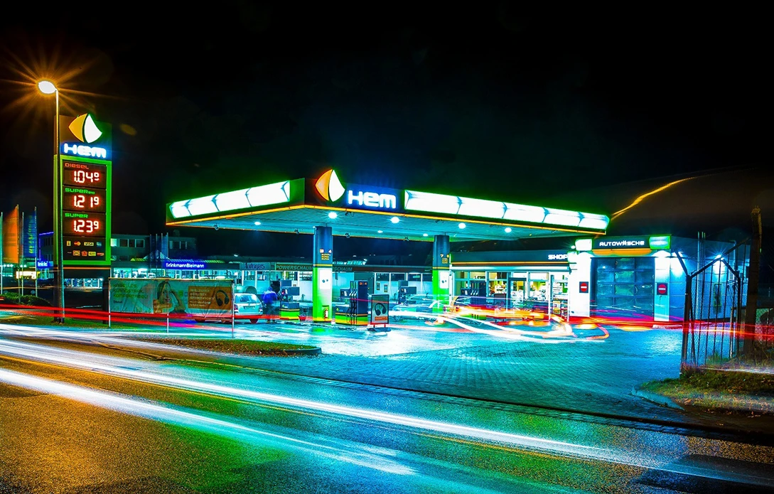 Tankstelle bei Nacht