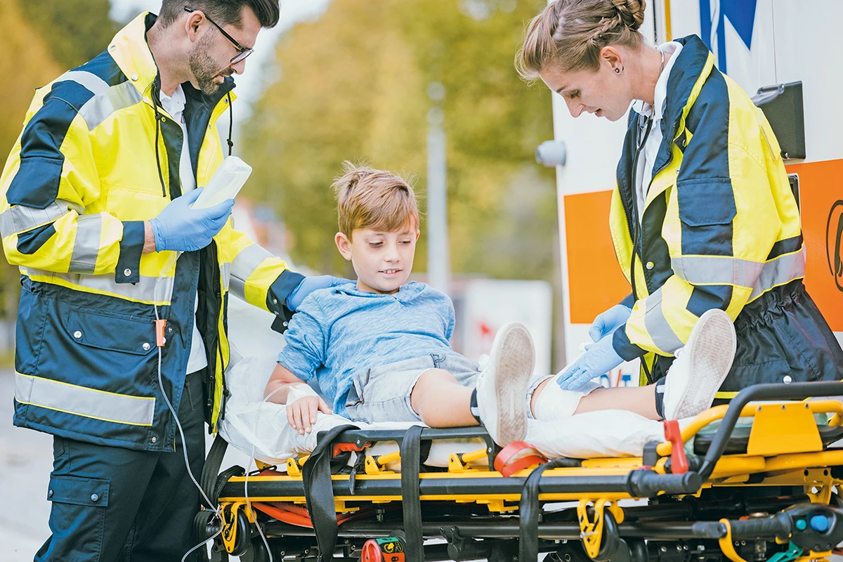 Kind beim Sanitäter