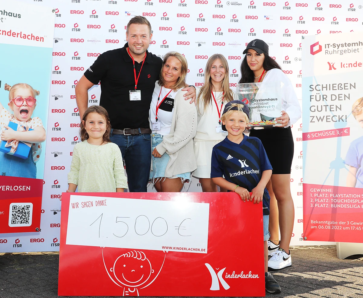 Nils Kathagen bei Scheckübergabe