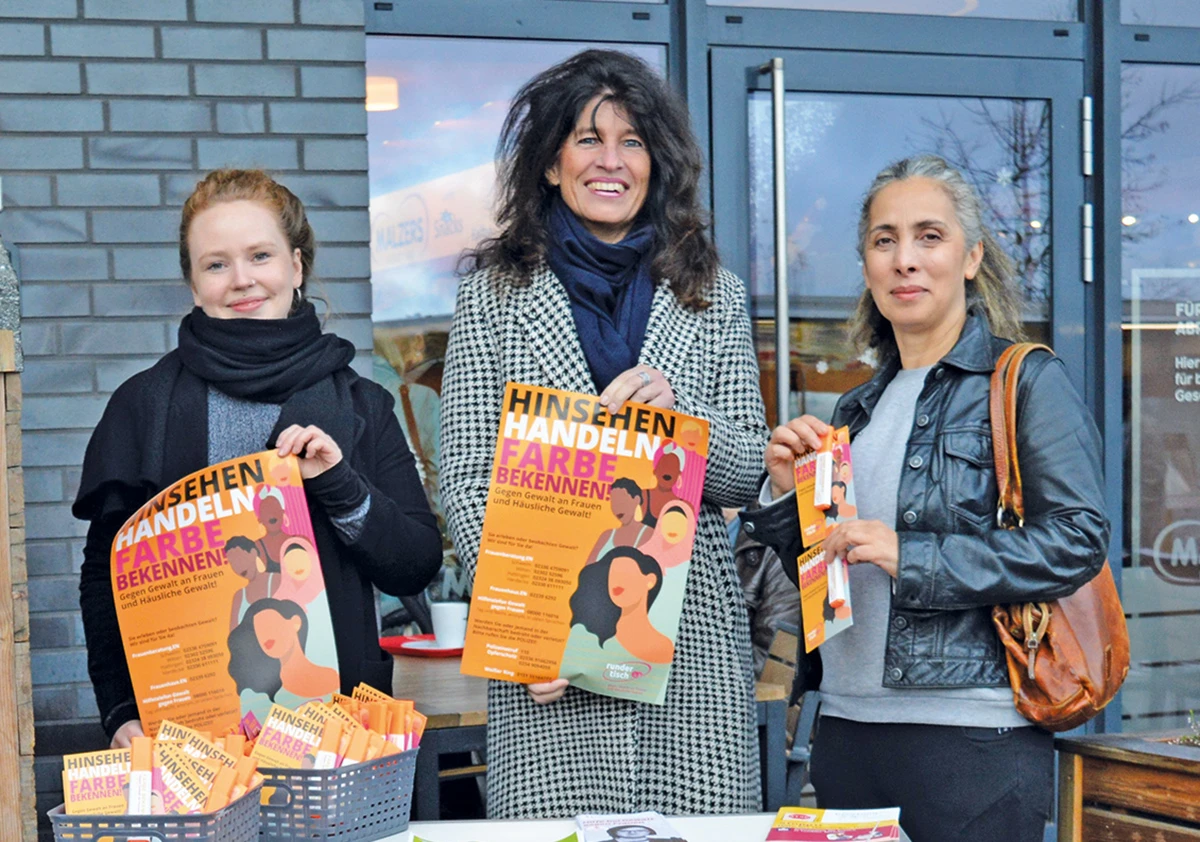 Maren van Norden (Gleichstellungsbeauftragte Stadt Sprockhövel), Sabine Noll (Bürgermeisterin) und Ruken Korkut (Frauenhaus EN) am Infostand