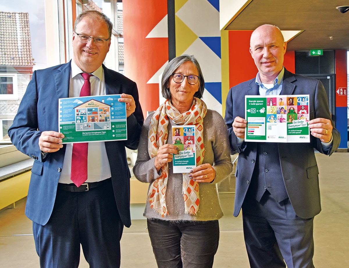 Landrat Olaf Schade, die Leiterin des Kommunalen Integrationszentrums Lale Arslanbenzer und der AVU-Vorstand Uwe Träris