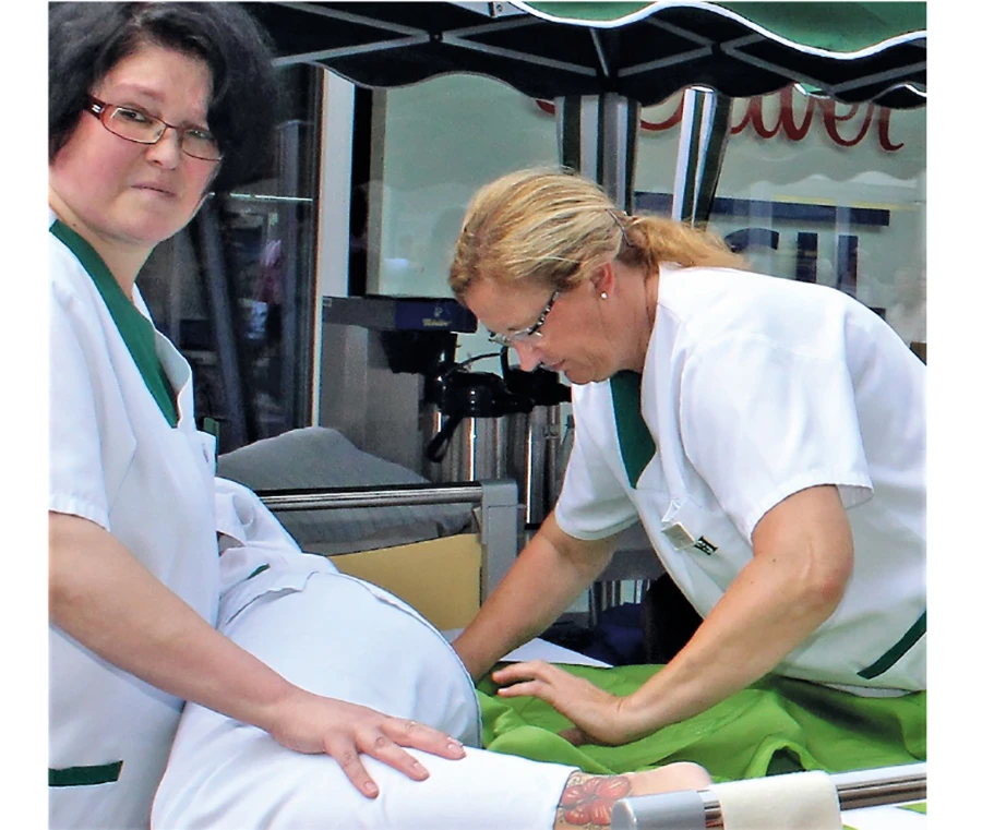 Pflegerinnen auf Seniorenmesse