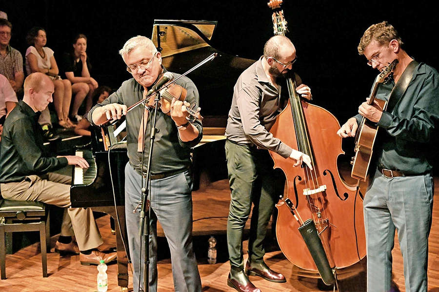 Jazz-Pianist Chris Hopkins spielt mit den "Jazz Kangaroos"