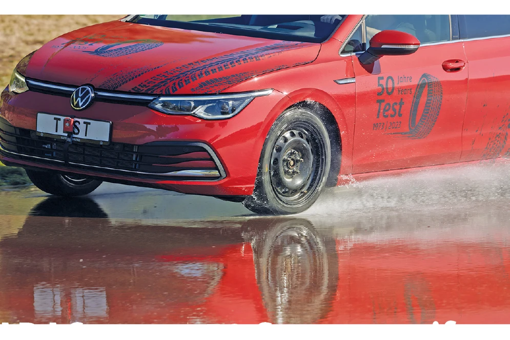 Reifentest auf nasser Fahrbahn