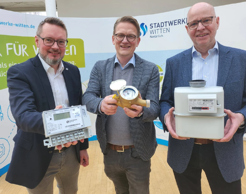 Stadtwerke-Geschäftsführer Andreas Schumski (Mitte) präsentiert mit seinen Hauptabteilungsleitern Markus Borgiel und Rainer Altenberend den Ausblick auf das laufende Jahr.