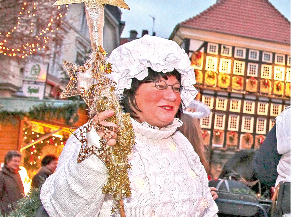 Frau Holle bei ihrem Einzug in das Alte Rathaus.