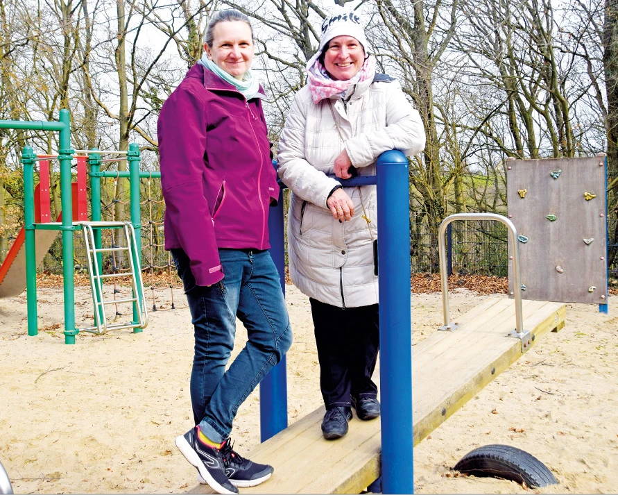 Franka Rath von der Stadt Hattingen und Spielplatzpatin Martina Rehbein