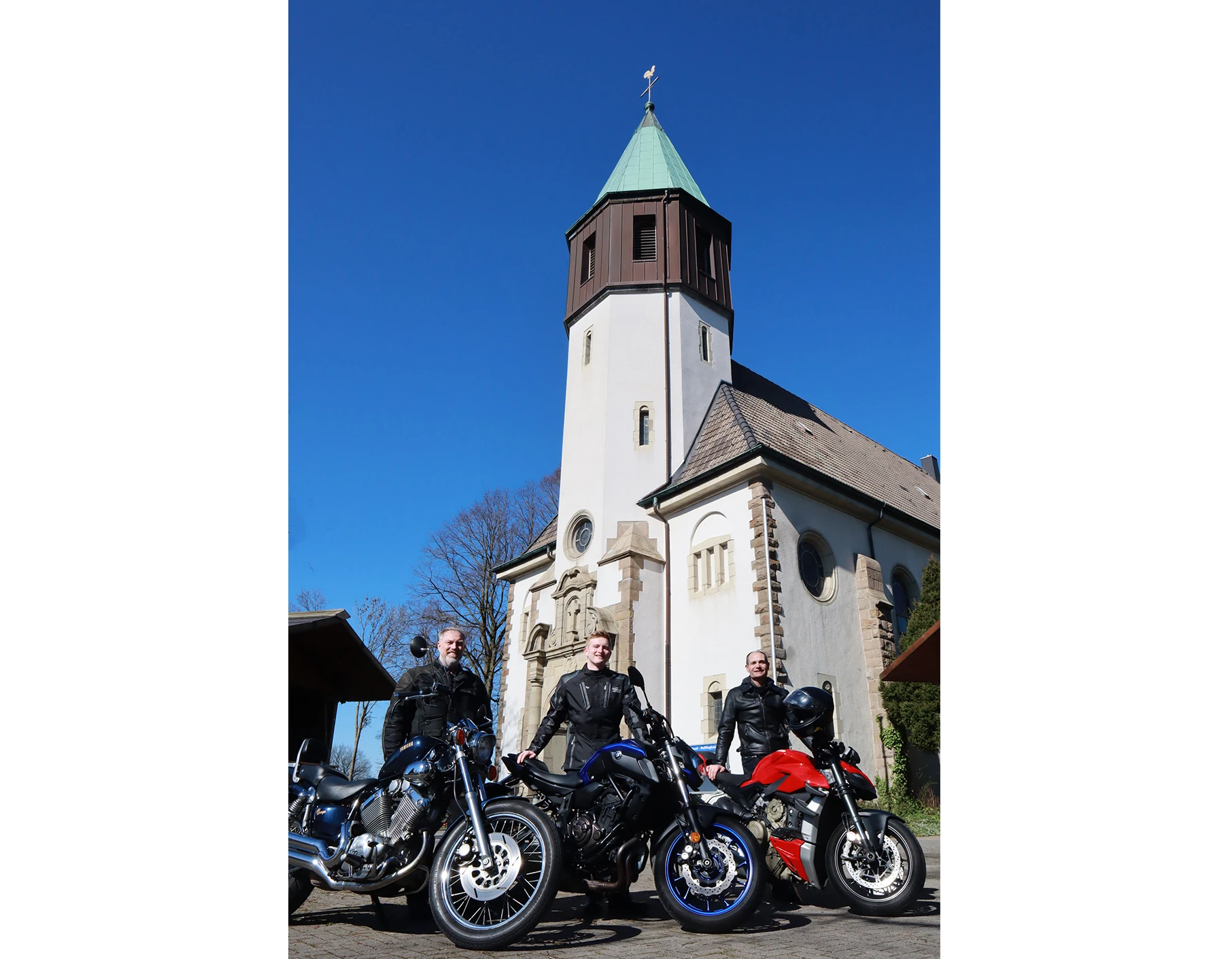 Biker vor Kirche