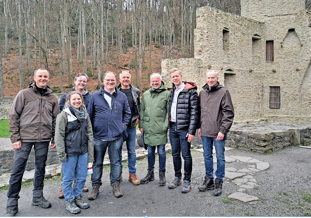 Gruppenbild vor Burgruine