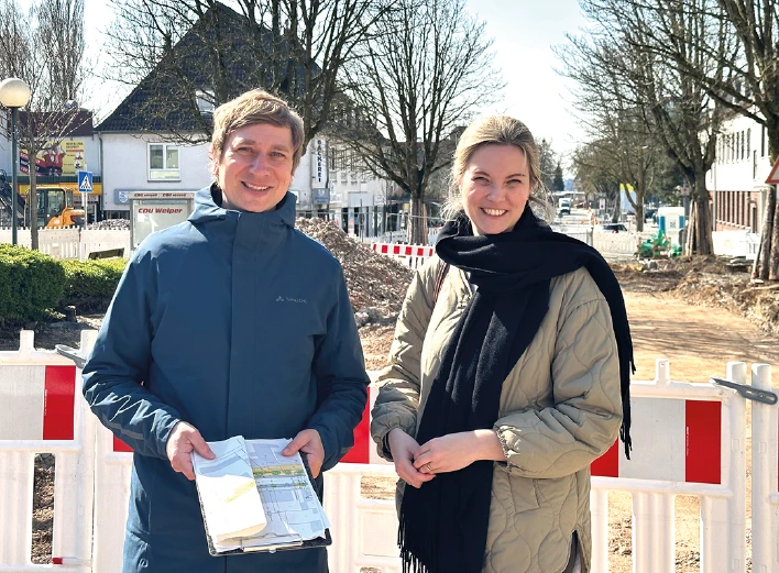 Alexander Kutsch vom Stadtumbaubüro Welper und Hattingens Pressesprecherin Jessica Krystek vor der Großbaustelle an der Thingstraße.