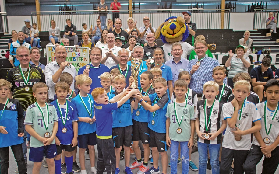 Jubelnde Kinder beim Tipp-Kick-Tournier 2019