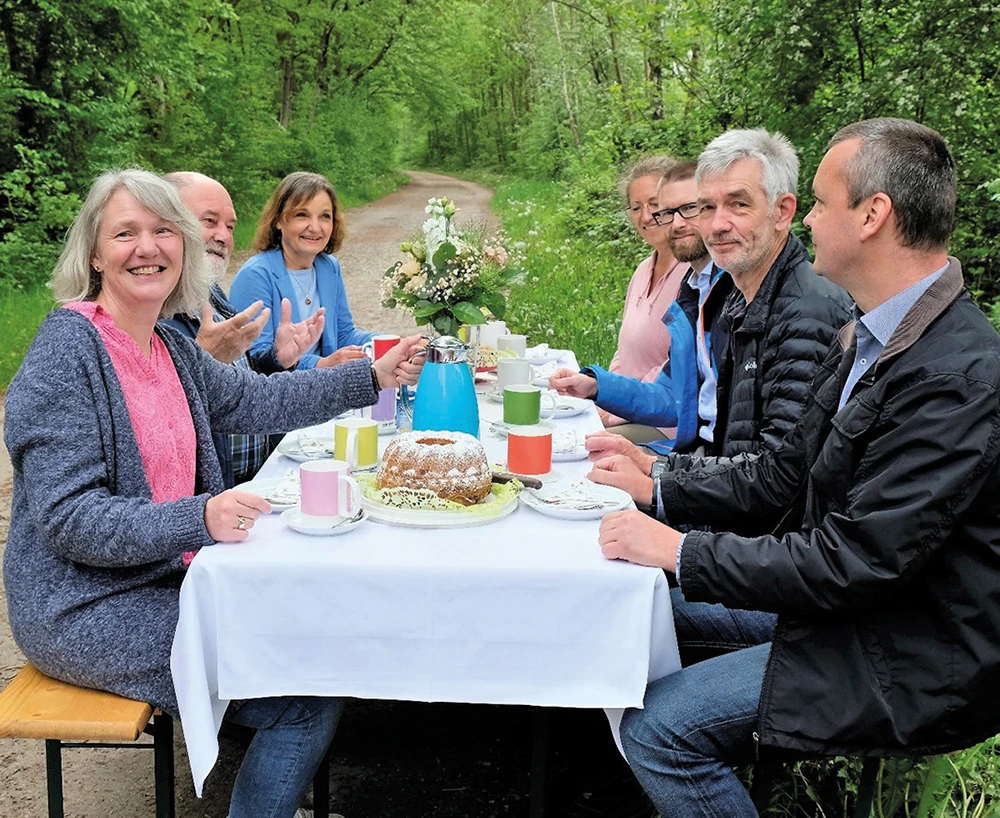 Gruppenbild am Kaffetisch