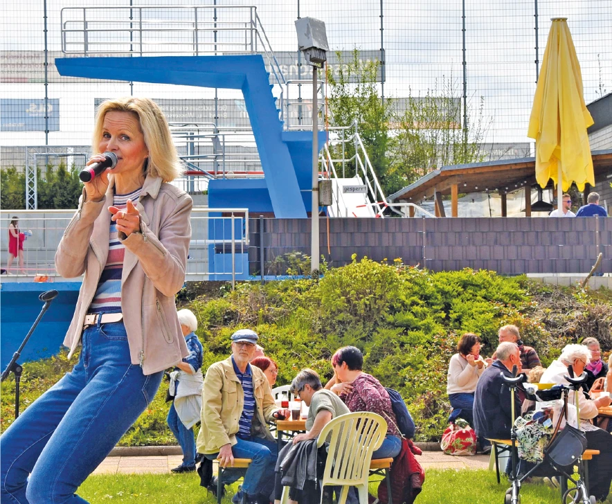 Freibaderöffnung in Sprockhövel mit Schlagersängerin Xandra Hag