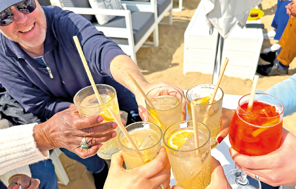 Anstoßen mit Kaltgetränken