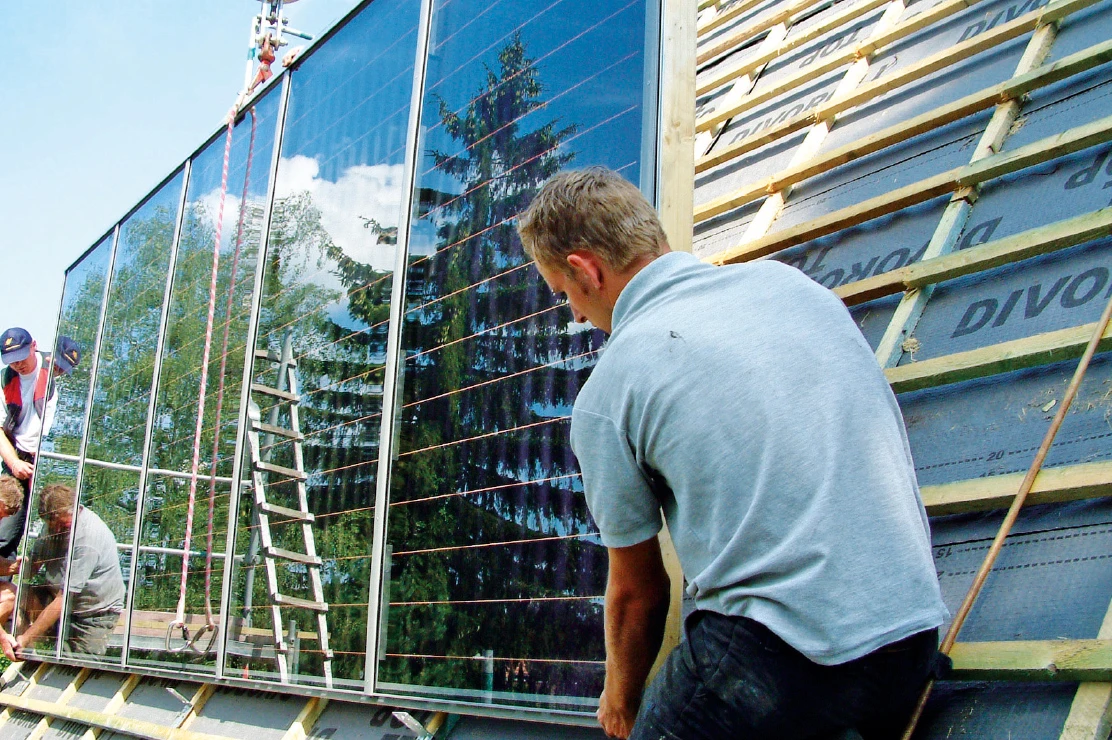 Dachdecker mit Solaranlage