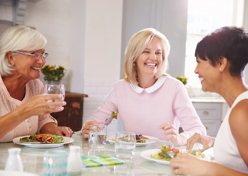 Drei Damen am Essentisch