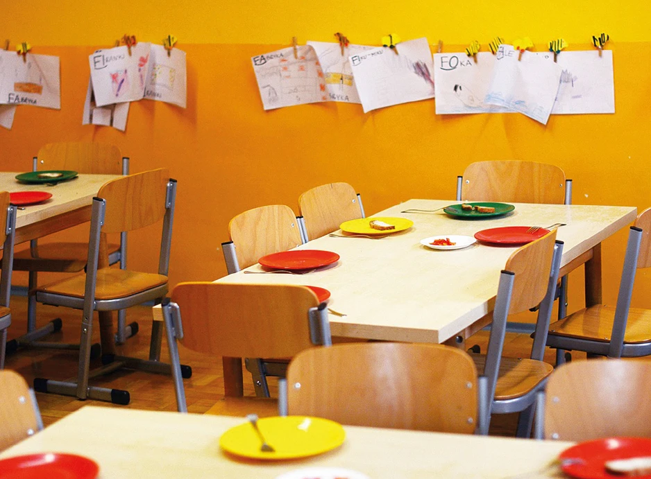 Schultische mit Tellern etc.