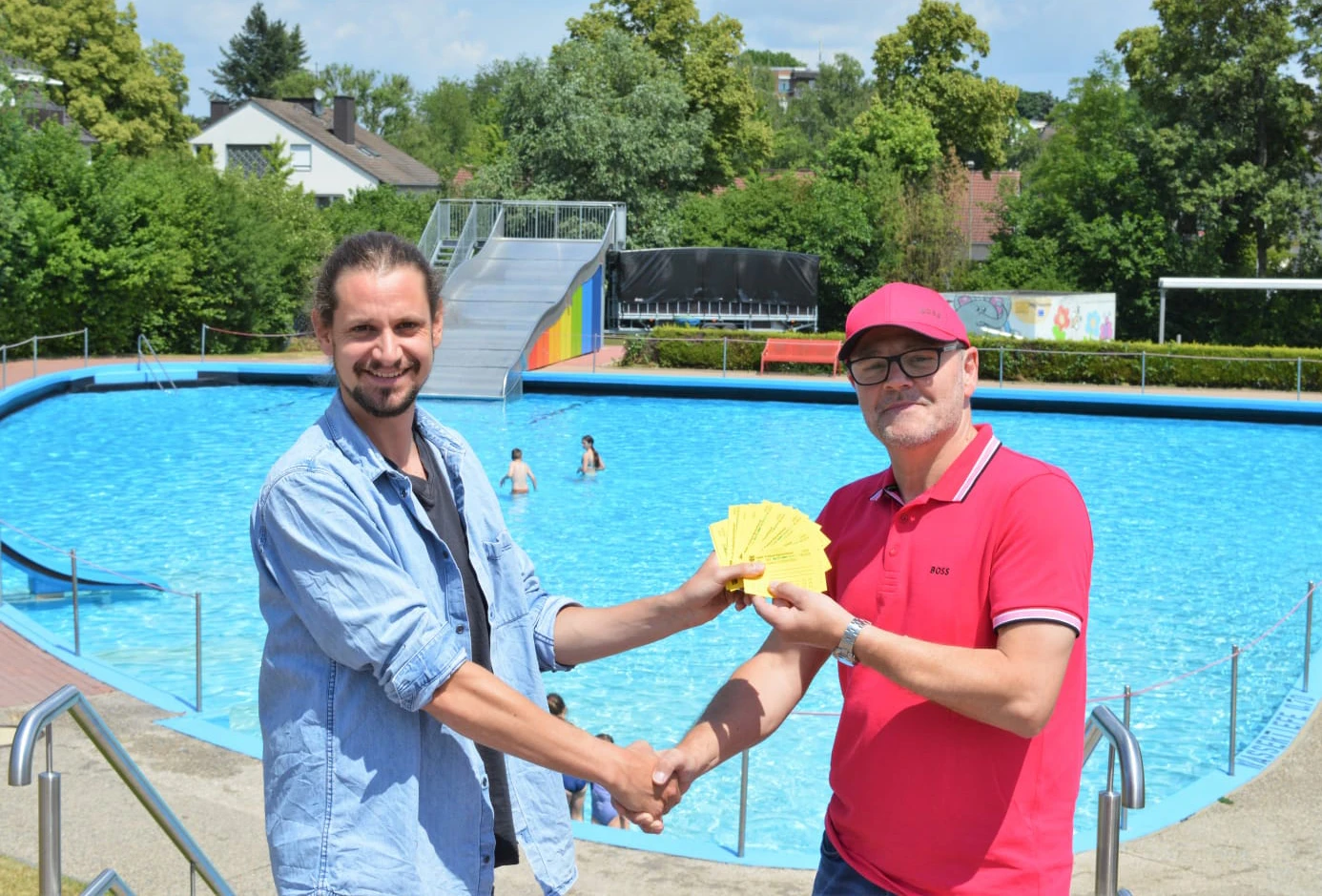 Eintrittskarten werden überreicht