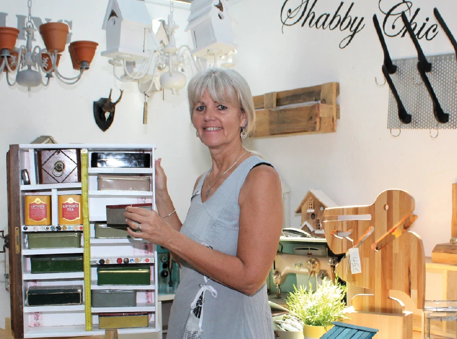 Claudia Wiemann im Geschäft