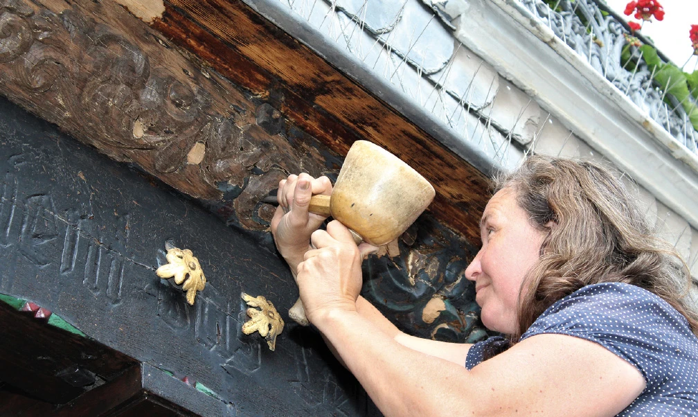 Katharina Bock beim Schnitzen