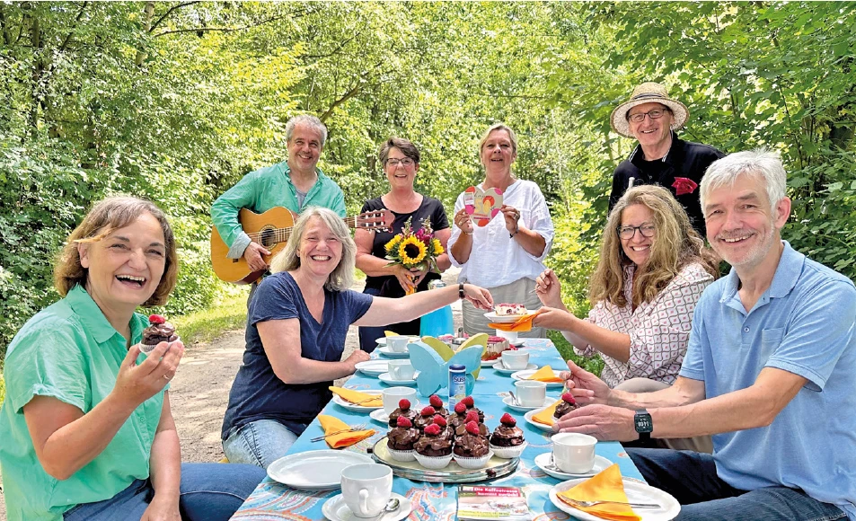 Gruppenbild am Kaffetisch