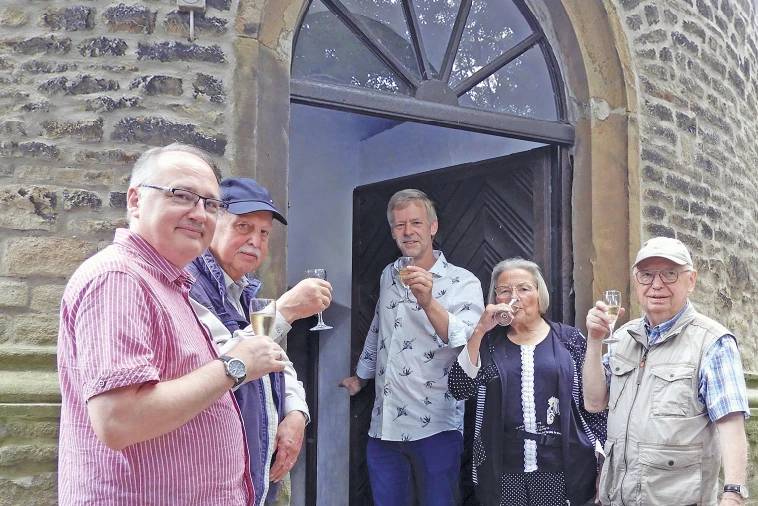 Gruppenbild mit Bürgermeister