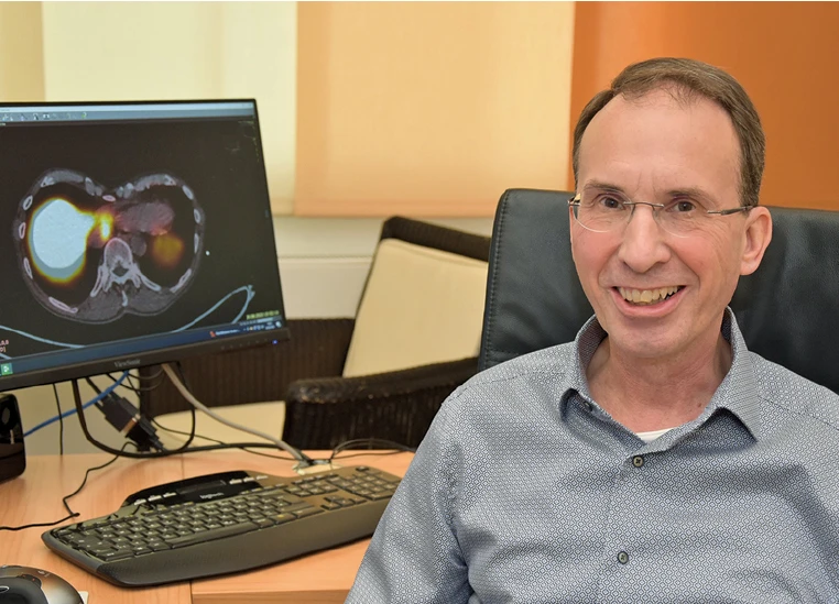 Dr. med. Daniel Metzler in seiner Praxis