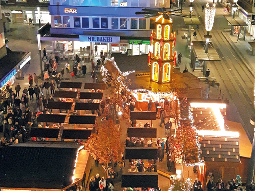Blick vom Rathausturm auf den Weihnachtsmarkt