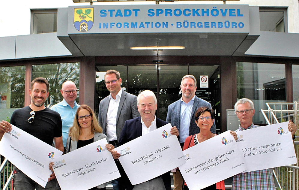 Jubiläums-Motto steht fest, Team vor Rathaus