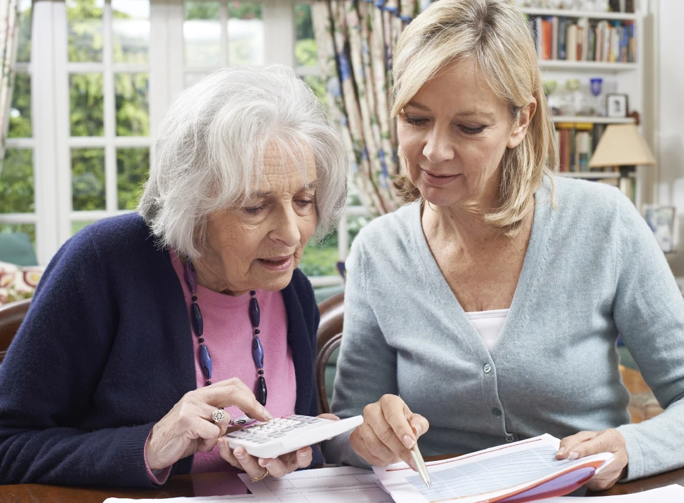 Zwei Damen beim Kosten berechnen