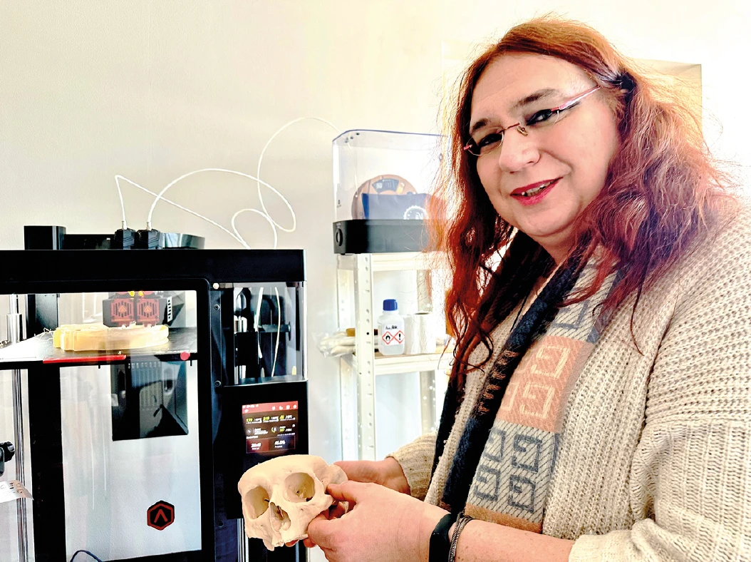 Dr. Mona Eulitz hält den ersten gedruckten Schädel in der Hand.