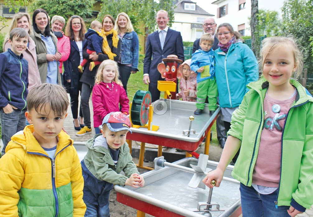 Kinder im Kindergarten, neue Wasserspiele
