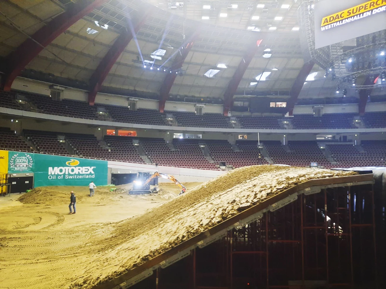 MSC-Mitglieder helfen bei der Gestaltung der Halle.