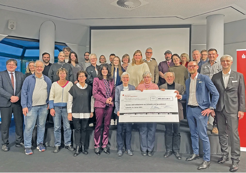 Gruppenbild mit Spendenübergabe.